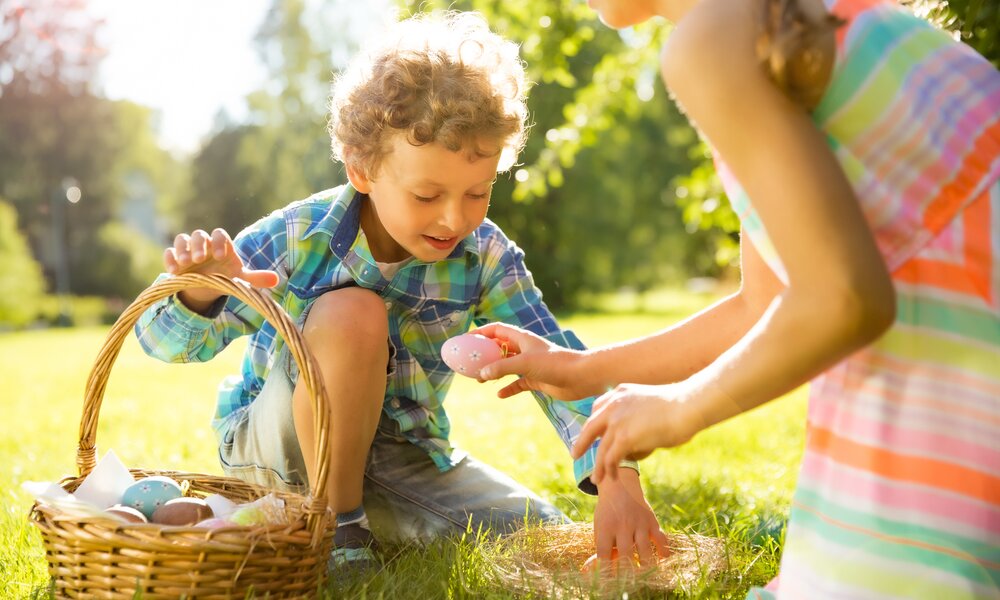Kinder suchen Ostereier | ©  Getty Images/ Suzi Media Production