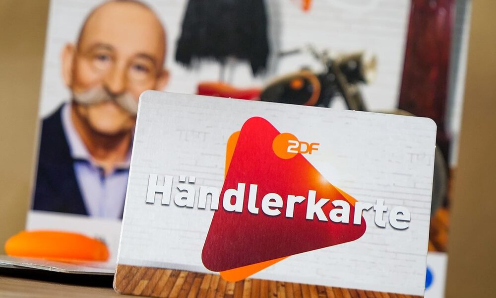 Foto der Packung und der Händlerkarte | © Amazon / Clementoni / Bares für Rares