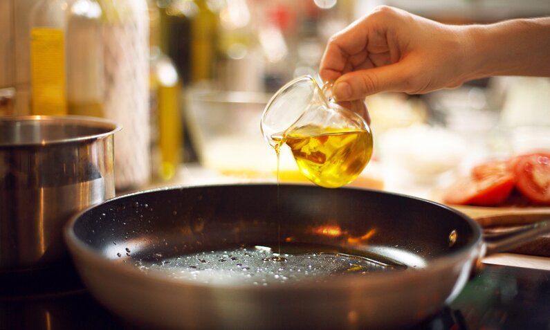 Olivenöl in der Pfanne | ©  Getty Images/ Igor Ploskin