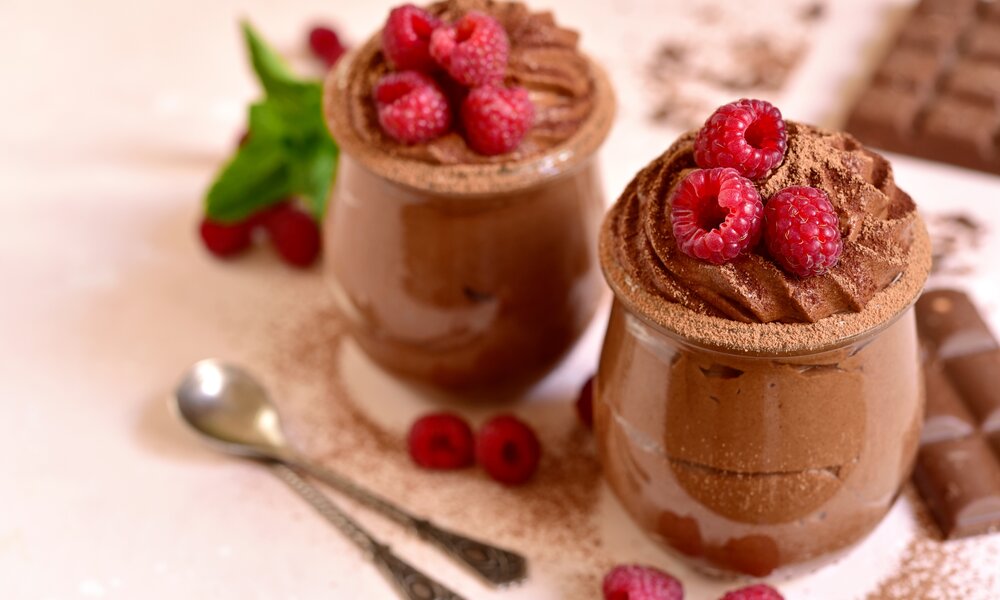 Zwei Schokoladen-Mousse in Dessert gläsern garniert mit Beeren. | © Adobe Stock /  lilechka75