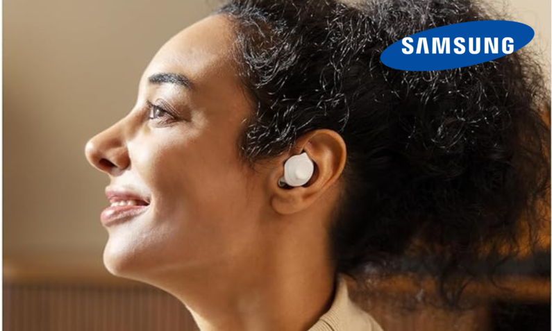 Lächelnde entspannte Frau mit Samsung Galaxy Buds FE Bluetooth-Kopfhörern im Ohr | © Amazon