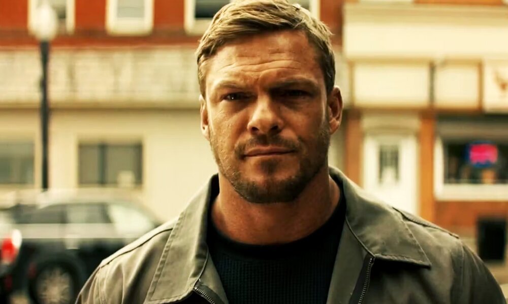 Alan Ritchsons Model-Karriere endete mit einem sexuellen Übergriff beim Fotoshooting. | © Amazon Prime Video