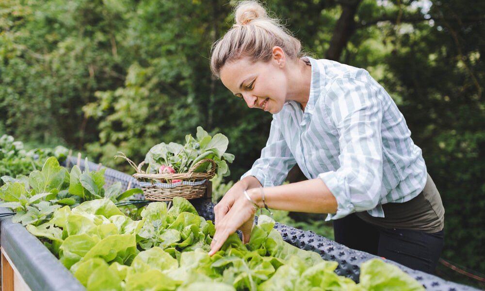 Frau bepflanzt Hochbeet | ©  Adobe Stock/ epiximages
