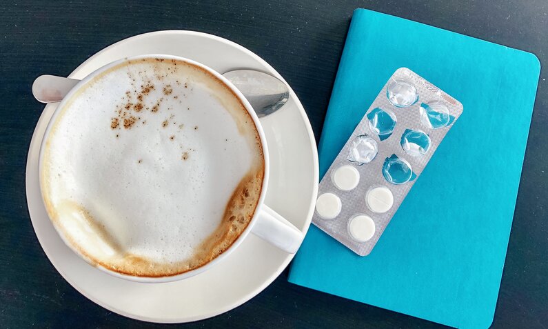 Cappuccino mit Tabletten | ©  Getty Images/ Elena Popova