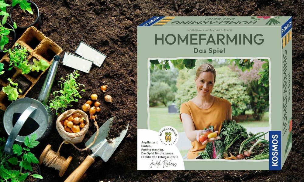 Gartengeräte und Setzlinge auf fruchtbarem Boden, neben Homefarming-Spiel mit lächelnder Frau. | © KOSMOS / Amazon + Alexander Raths /stock.adobe.com 
