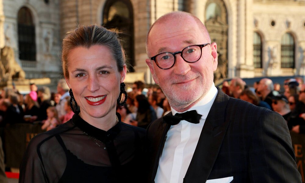 Leonie Seifert und Peter Lohmeyer, hier bei einer Preisverleihung 2023 in Wien, sollen ihr ersten Kind bekommen. | © Imago