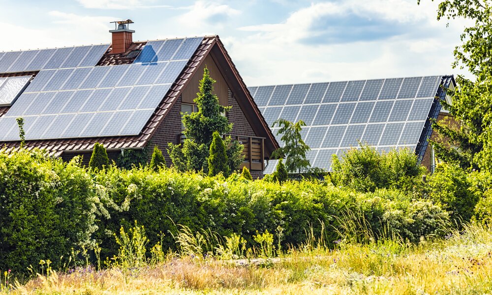 Einfamilienhäuser mit Photovoltaikanlagen auf dem Dach  | © Getty Images/querbeet