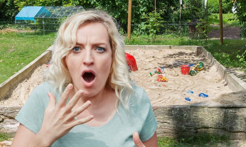 Entsetzte junge Frau entdeckt Schimmel im Sandkasten | © stgrafix / stock.adobe.com + Getty Images / Westend61 
