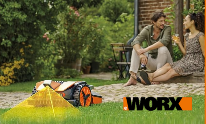 Zwei Personen genießen entspannt die Gartenzeit, während ein WORX Vision Mähroboter ohne Begrenzungskabel die Wiese pflegt. | © Amazon/WORX