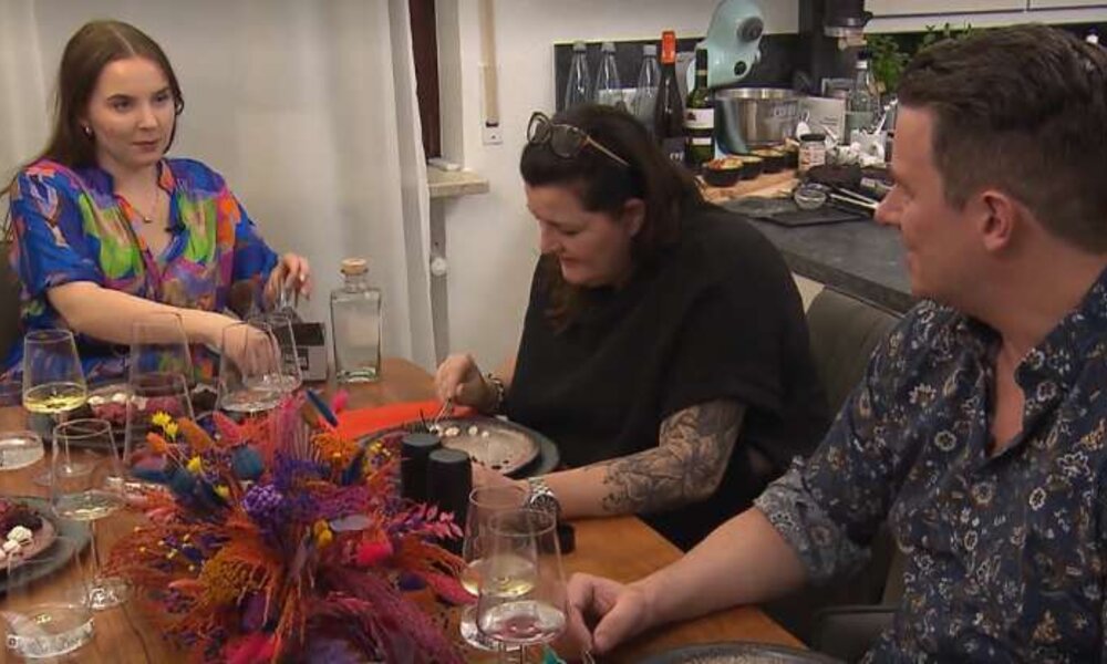 Personen sitzen an einem Tisch und essen | © Screenshot RTL+