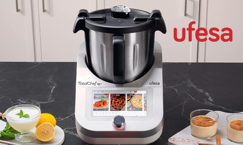 Die Ufesa TotalChef Küchenmaschine mit Kochfunktion mit Rezepten auf dem Bildschirm und viel Kochzubehör. | © Amazon/Ufesa