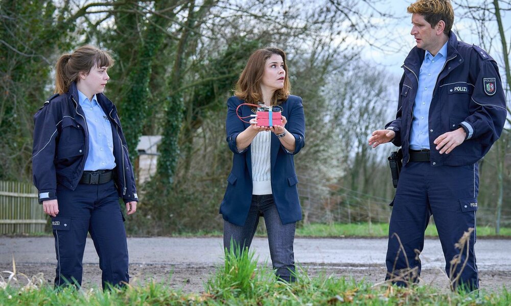 Jenny Dickel, Marie Gabler und Heino Fuß bringen in der ersten Folge der neuen Staffel eine Bombe aus der Kirche in Sicherheit. | © ARD / Frank Dicks