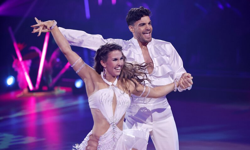 Mariia Maksina und Stefano Zarrella bei ,,Let’s Dance‘‘ | © IMAGO/Panama Pictures