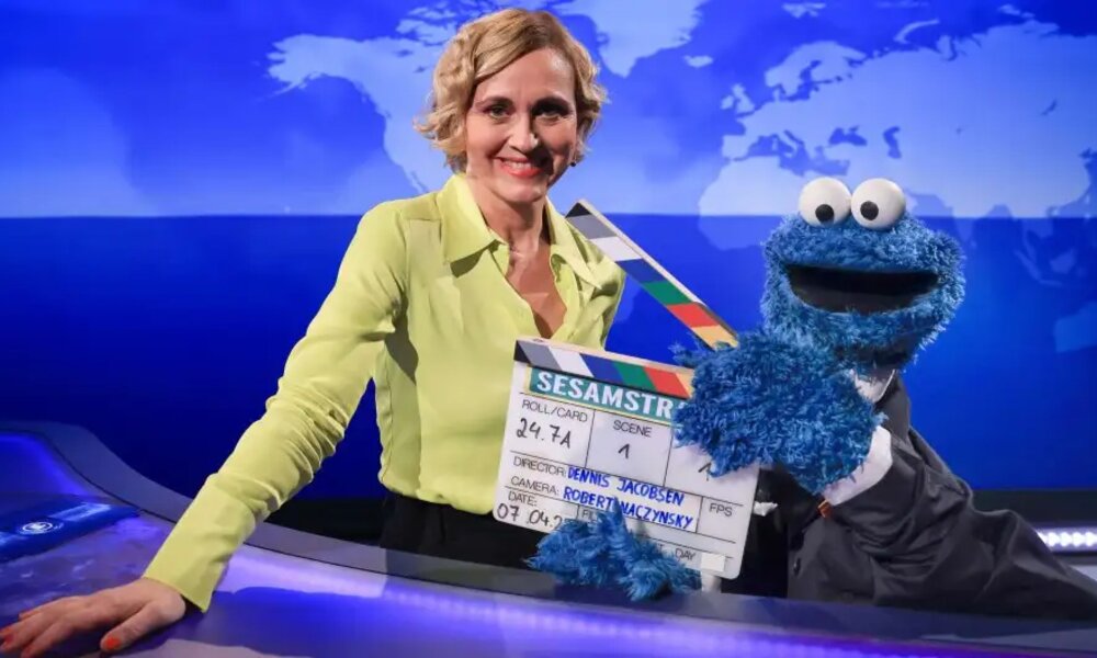 Caren Miosga moderiert das „Tagesthemen special: 50 Jahre Sesamstraße“ | © NDR