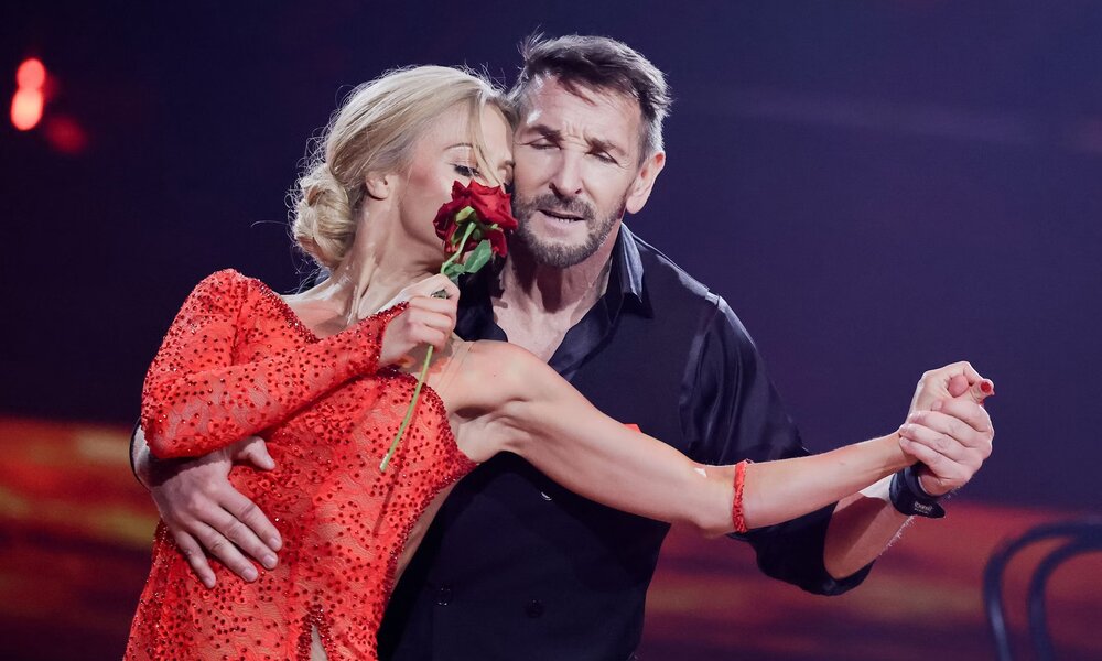 Mark Keller tanzt bei „Let’s Dance“ mit Profi Kathrin Menzinger und darf sich heute entspannen. | © RTL