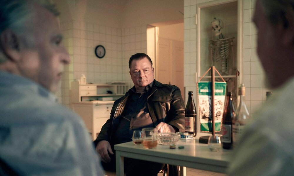 Henry Koitzsch (Peter Kurth) trifft seine Ex-Kollegen in der Gerichtsmedizin und es wird ordentlich gebechert. | © MDR