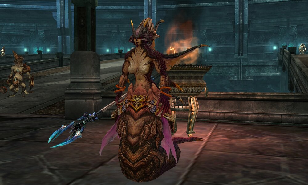 Fantasiewesen in Kampfpose mit leuchtender Waffe in mystischer Tempelhalle. | © Gameforge