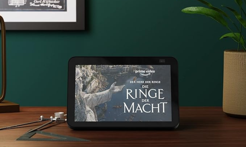 "Die Ringe der Macht" auf Bildschirm eines Amazon Echo Show 8 neben Pflanze | © Amazon