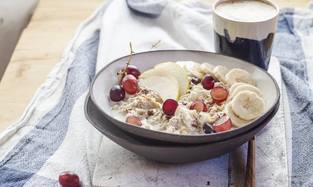 Bircher-Müsli zum Frühstück in einer weißen Schüssel. | © Getty Images / Westend61