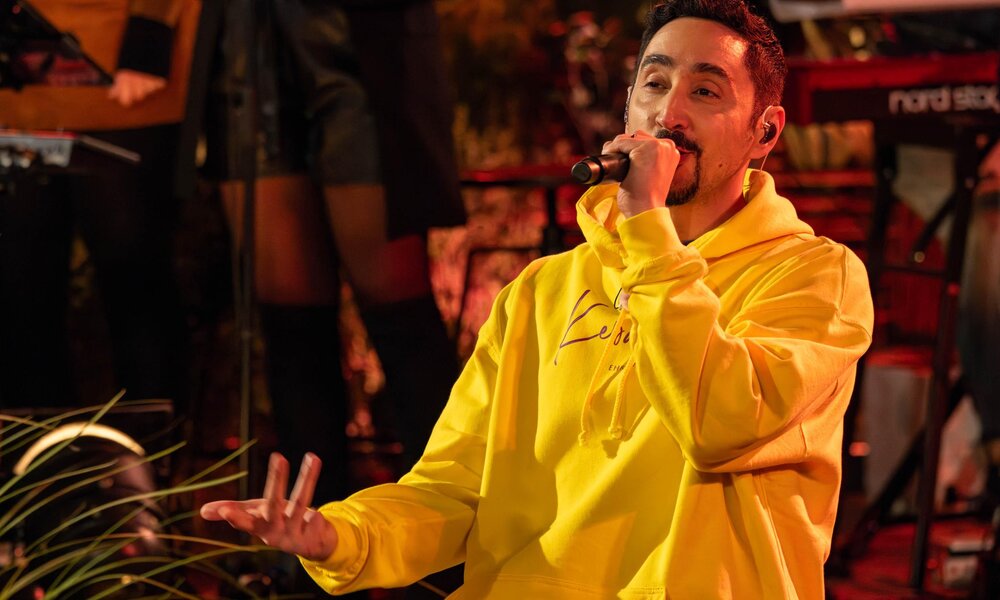 Eko Fresh steht auf der Bühne und singt einen Song | © RTL/Markus Hertrich
