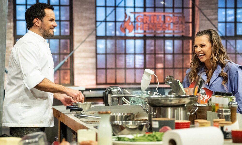 Mit "Grill den Henssler" gehen Steffen Henssler und Laura Wontaorra ab dem 28. April (20.15 Uhr bei VOX) in die 20. Staffel.  | © VOX