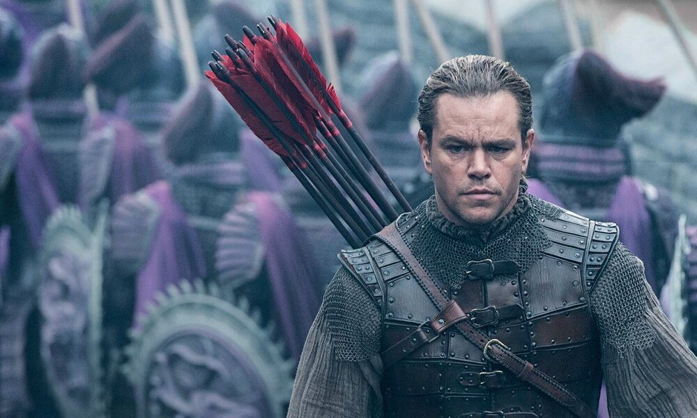 Matt Damon in historischer Rüstung, einen Köcher mit Pfeilen auf dem Rücken und eine Armee hinter sich in einer Szene aus dem Kinofilm "The Great Wall" | © Imago Images/Zuma Wire
