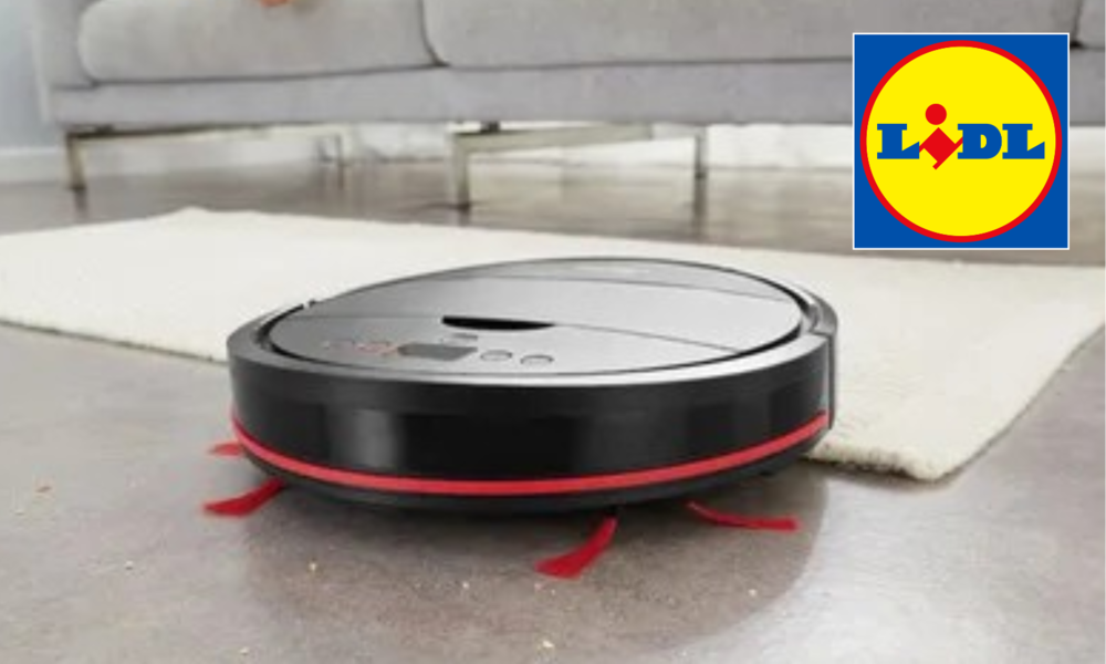 Vileda Saugroboter mit roten Bürsten navigiert auf grauem Boden neben einem weißen Teppich, daneben das Logo von Lidl. | © Lidl
