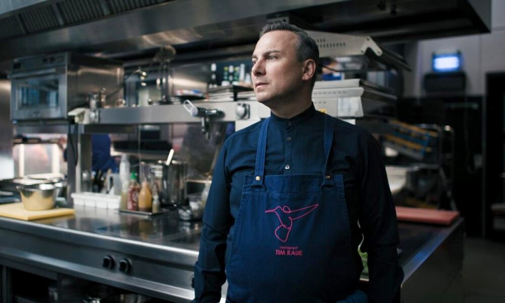 Tim Raue hat selbst Michelin-Sterne erkocht.  | © Warner Bros. international