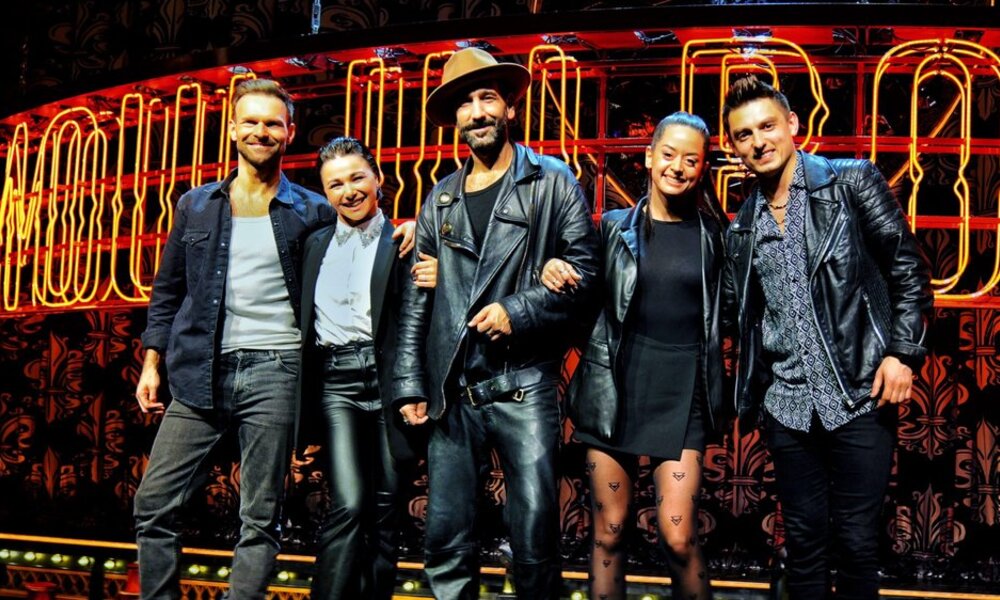 Die Profitänzer von "Let' s Dance" um Massimo Sinató (M.) in den Kulissen von "Moulin Rouge! Das Musical". | © RTL