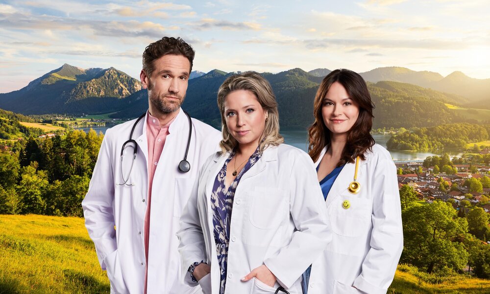 Dr. Fabian Kroiß (Oliver Franck), Dr. Sarah König (Caroline Frier) und Dr. Isa Kroiß (Diane Willems) | © Seven.One/Marc Rehbeck