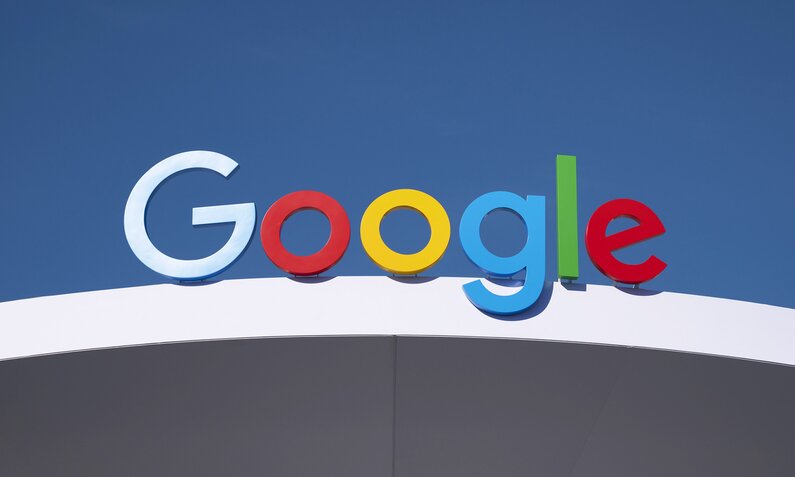 Das Logo von Google in bunten Farben anlässlich des Pixel 8a | © Getty Images/Bloomberg