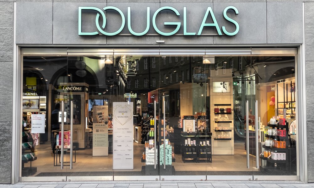 Ladenfassade vom Douglas | © Adobe Stock/ Dennis