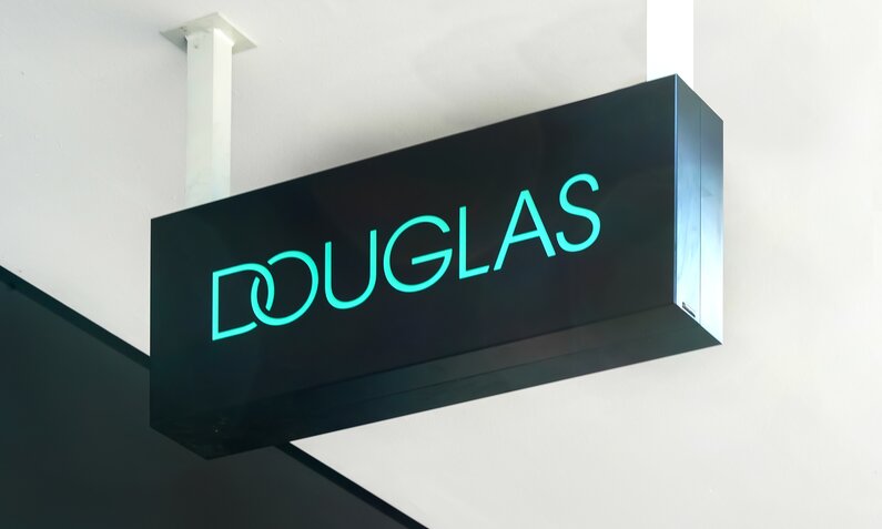 Douglas Logo auf einem Schild | © Adobe Stock/ EKH-Pictures