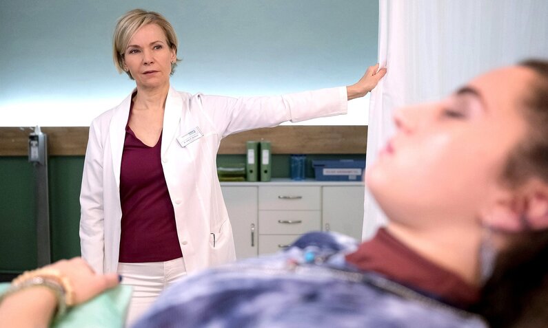 Dr. Kathrin Globisch (Andrea Kathrin Loewig) behandelt Mika Freitag (Joone Dankou). | © MDR