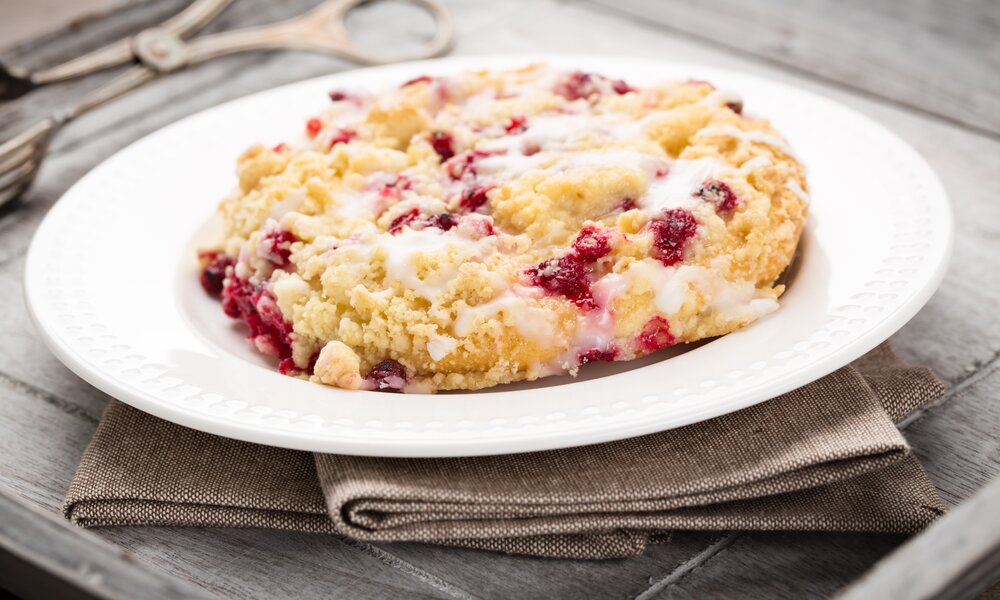 Streuseltaler mit Johannisbeeren auf einem Teller angerichtet. | © Adobe Stock / Martin Rettenberger