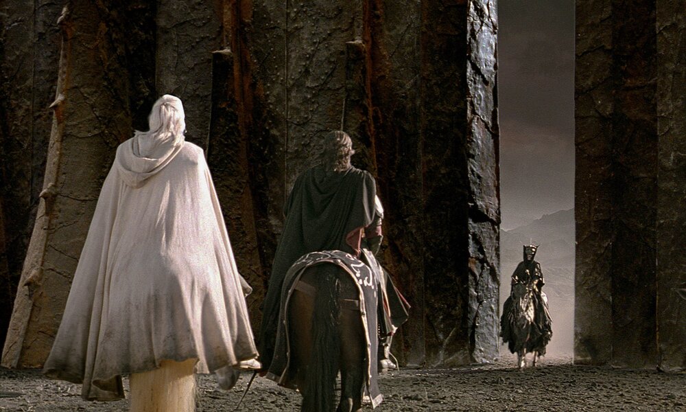 Sir Ian Mckellen und Viggo Mortensen sitzen zu Pferd als Gandalf und Aragorn und blicken auf das sich öffnende Tor zu Mordor in einer Szene aus dem Kinofilm "Der Herr der Ringe: Die Rückkehr des Königs" | © Imago Images/Allstar