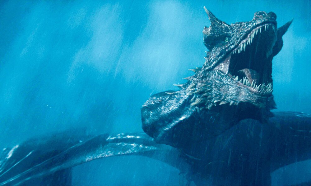 Ein gigantischer Drache brüllt vor blauem Hintergrund in einer Szene aus der HBOMax Serie "House of the Dragon" - Staffel 2 | © Imago Images/Landmark Media