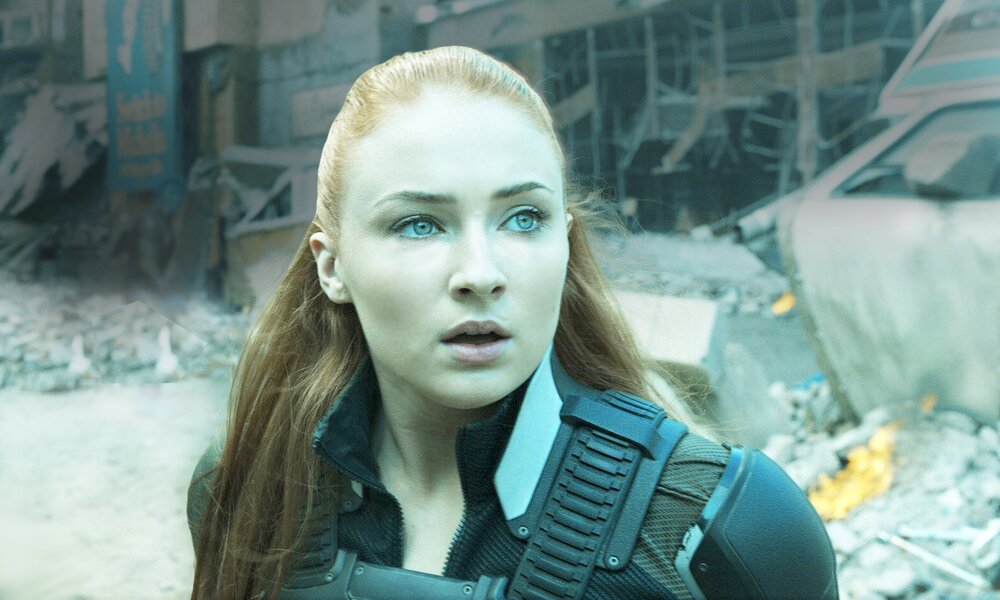 Sophie Turner als Jane Grey in Schutzkleidung inmitten von Zerstörung in einer Szene des Kinofilms "X-Men: Apokalypse" | © Imago Images/Everett Collection