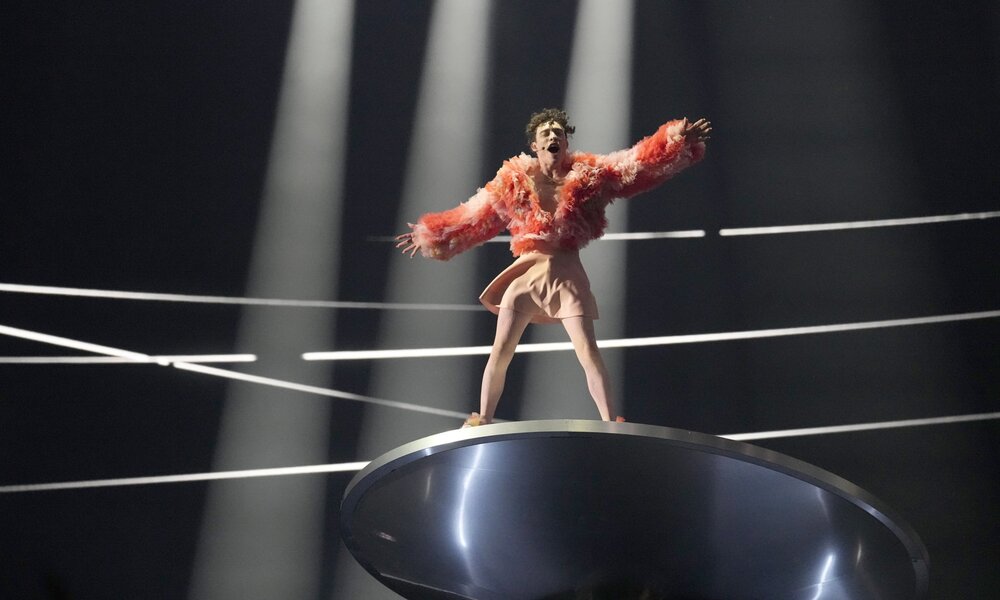Drehteller und schrilles Kostüm: Der Auftritt des non-binären Acts Nemo im Finale des ESC. | © ESC