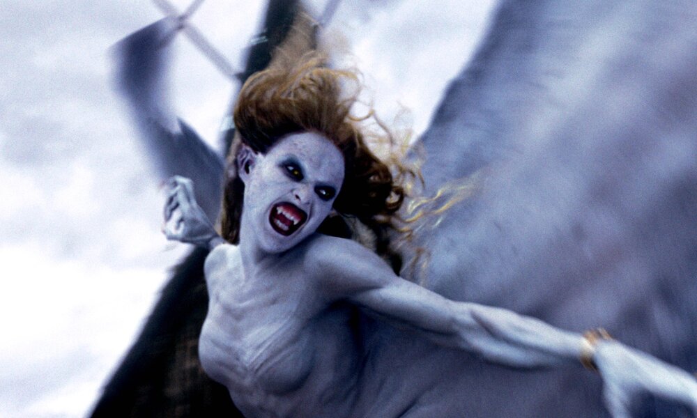 Josie Maran greift als monströs gefährlich aussehende Vampirin an in einer Szene aus dem Kinofilm "Van Helsing" | © Imago Images/Universal/Everett Collection