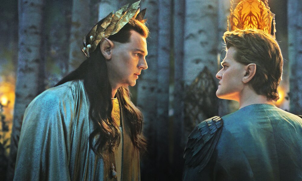 Benjamin Walker als Elbenkönig Gil-galad und Robert Aramayo als Elrond stehen sich in prächtigen Gewändern in einer Szene aus der Prime Video Serie "Der Herr der Ringe: Die Ringe der Macht" gegenüber | © Amazon Prime Video