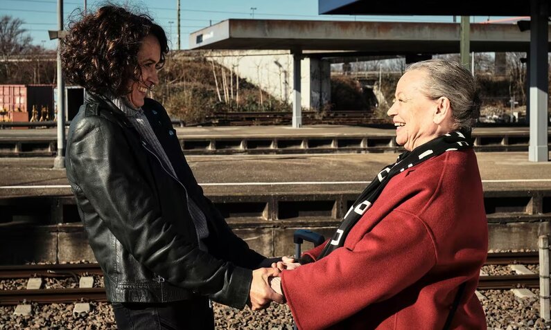 Lena Odenthal (Ulrike Folkerts) bekommt Besuch von Tante Nikola (Ursula Werner).  | © ARD