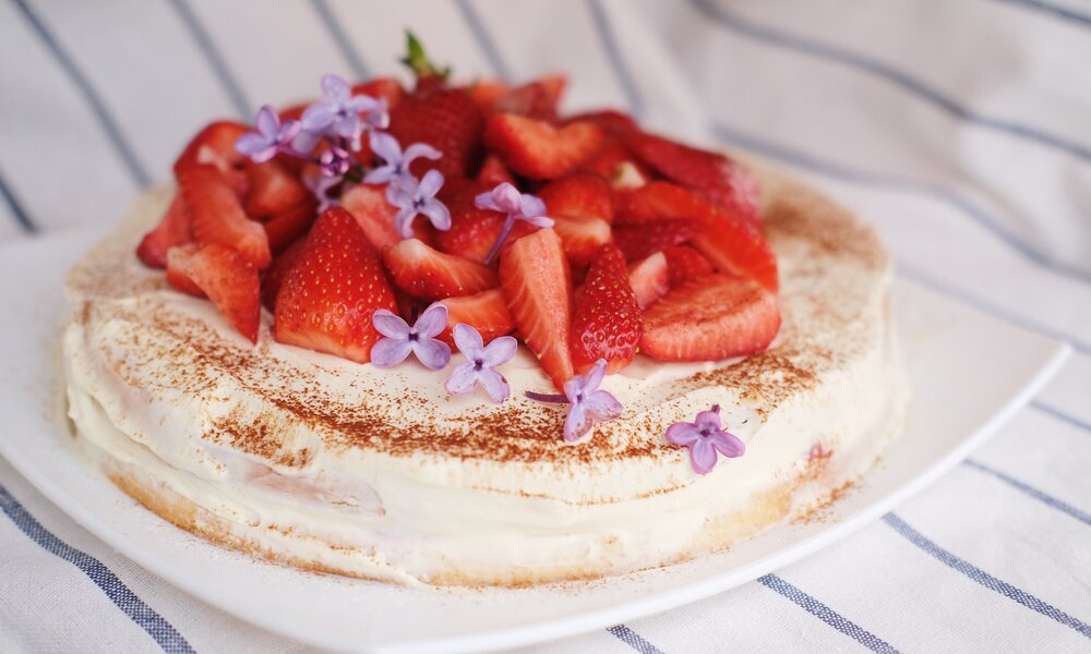 Erdbeer-Torte mit frischen Erdbeeren on top. | © Getty Images / Mariia Zotova