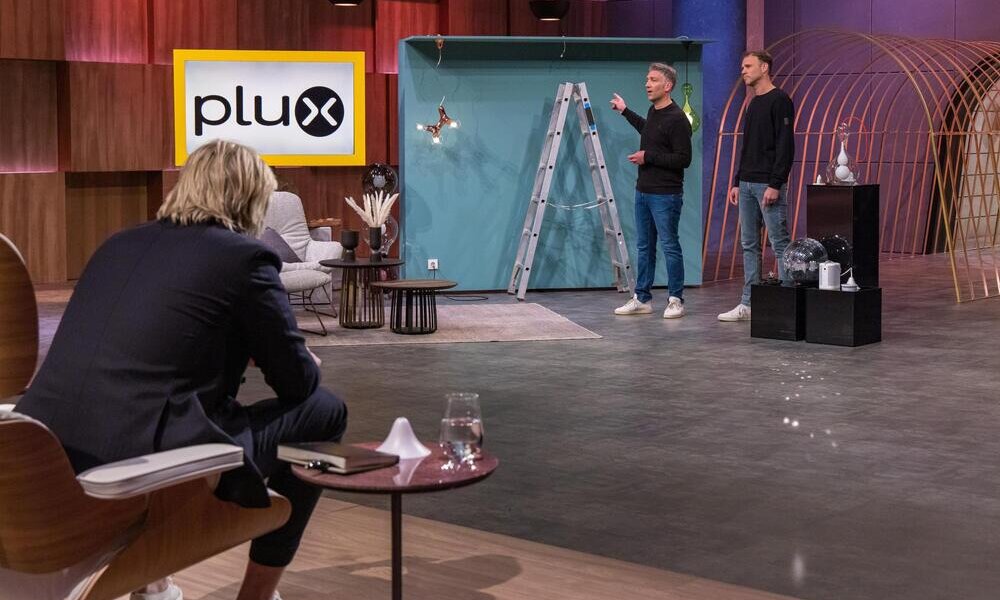 Christian Dinow und Kai Steffens stellen Plux vor, eine Art Stecker für Deckenlampen.  | © VOX