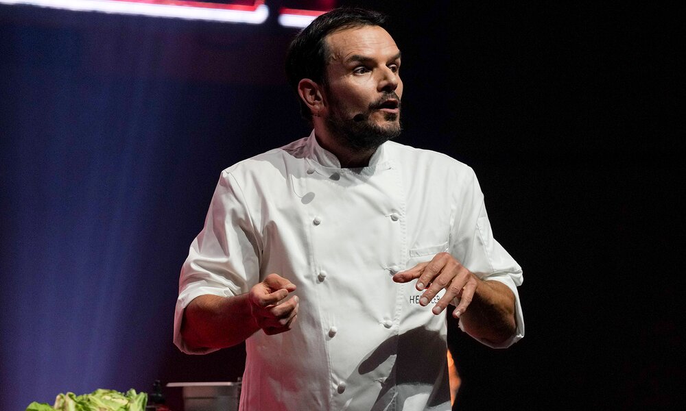Steffen Henssler bei  der "Die Schnelle Nummer Live - Tour 2024" im Mai in Mannheim. | © Imago