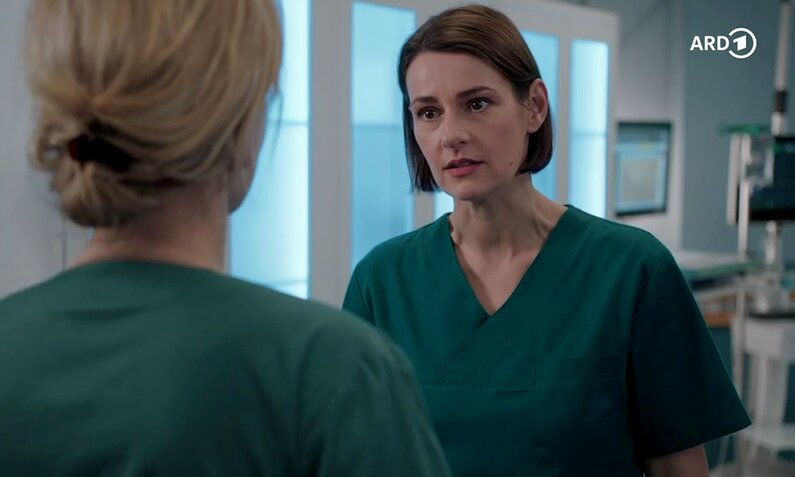 Dr. Maria Weber (Annett Renneberg) ist nicht gut auf ihre Kollegin Dr. Ina Schulte (Isabell Gerschke) zu sprechen. | © MDR