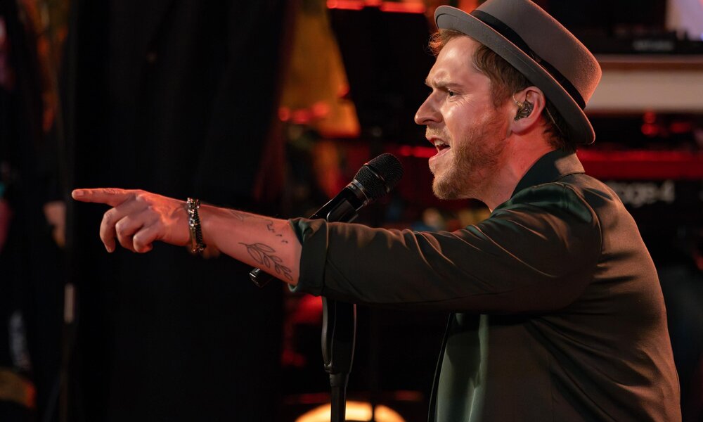 Johannes Oerding singt energisch auf einer Bühne. | © RTL/Markus Hertrich