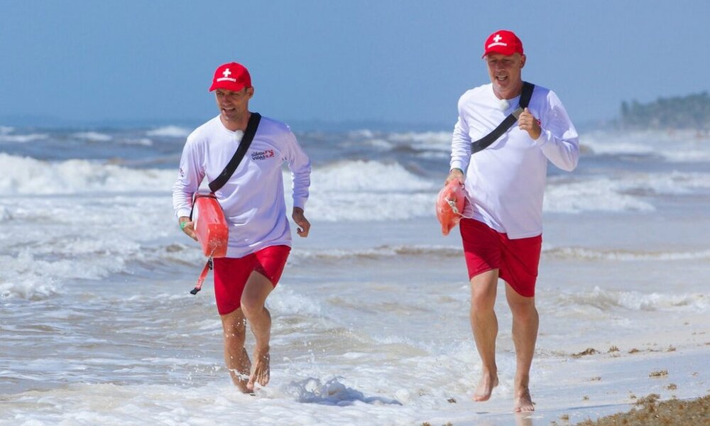 Ex-Fußballer Mario Basler und Ex-Skispringer Sven Hannawald machen Baywatch Konkurrenz. | © ProSieben