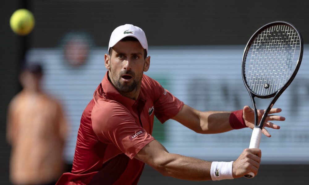 Spielsituation auf dem Tennisplatz mit Novak Djokovic | © IMAGO / Shutterstock / Ella Ling