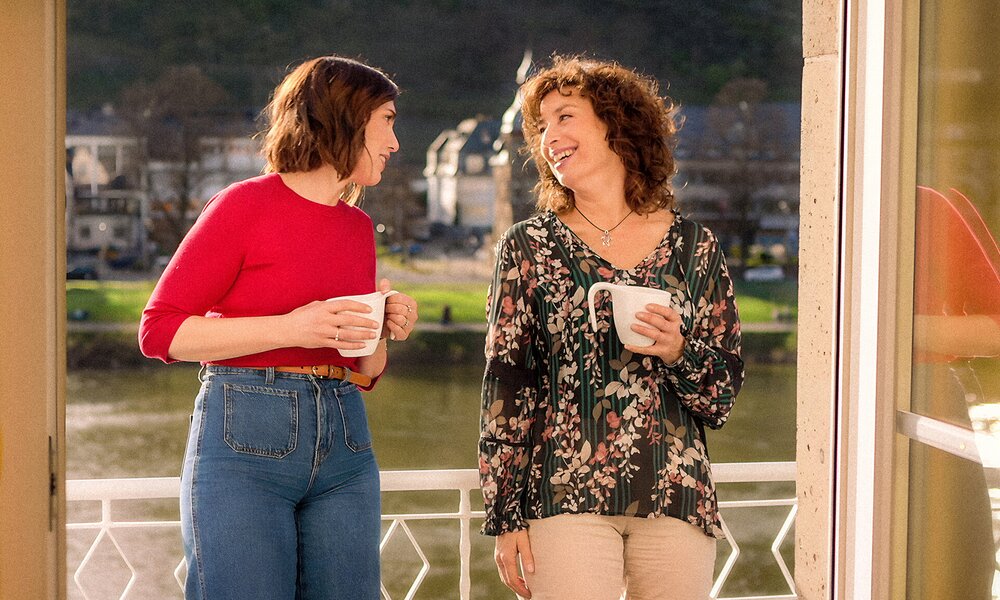 Anna Angelina Wolfers (li.) und Isabel Varell bei den Dreharbeiten zu "Für alle Fälle Familie". | © Sat.1